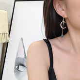 Pendientes asimétricos de luna con gotas de agua azules
